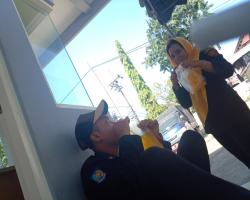 Keceriaan Petugas Linmas Dinas Kebersihan Dan Ruang Terbuka Hijau Sura