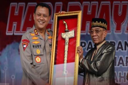 KAPOLDA BANTEN MEMBERIKAN PENGHARG