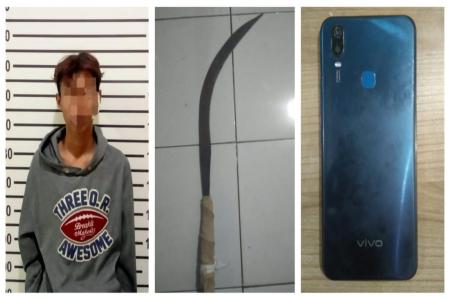 MEMBAWA SENJATA TAJAM, SEORANG REM