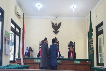 PENGACARA TERGUGAT SERAHKAN 9 BUKT