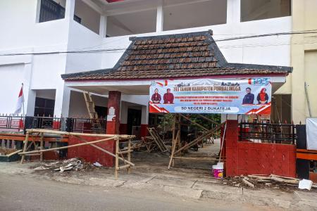 MENERIMA BANTUAN DAK  DARI PEMERIN