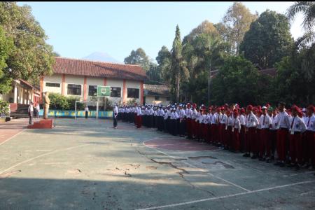 SISWA SISWI SMP NEGERI 1 KUTASARI 