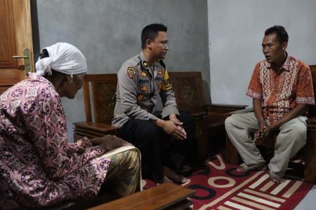 KAPOLRES DEMAK BERIKAN BANSOS ANGGOTA 