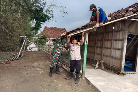 POLSEK KORAMIL DEMPET BANTU PERBAIKI R