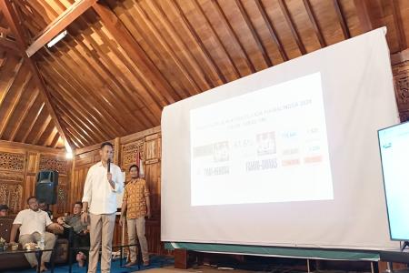 FAHMIDIMAS SERTA PARA PENDUKUNG MENUNGGU HASIL QUICK COUNT DI PENDOPO 