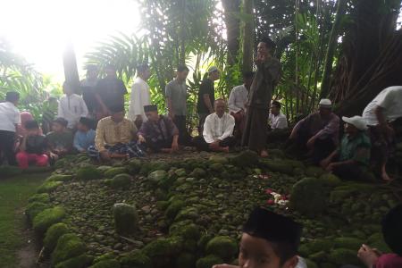 ZIARAH RUTIN MAKAM KYAI JENENG SUM