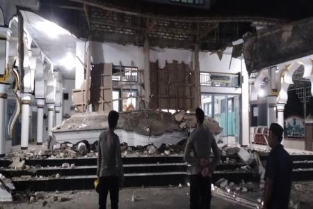 Teras Masjid Baiturrahman di Raas ambr