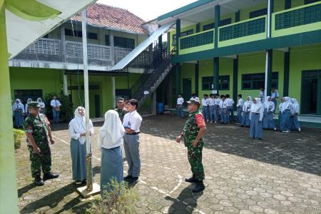 Anggota TNI Berikan Latihan Tata Upaca