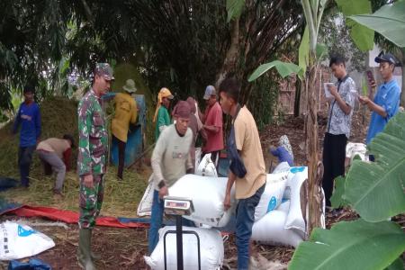 Pastikan Proses Transaksi Lancar Babinsa Desa  Brokoh Dampingi Pembeli