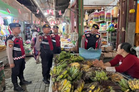 POLISI SATRONI PASAR TRADISIONAL D