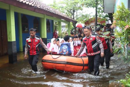 BANJIR DI DEMAK, POLISI ANTAR JEMP