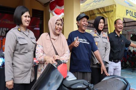 SENYUM SUMRINGAH KORBAN CURANMOR D