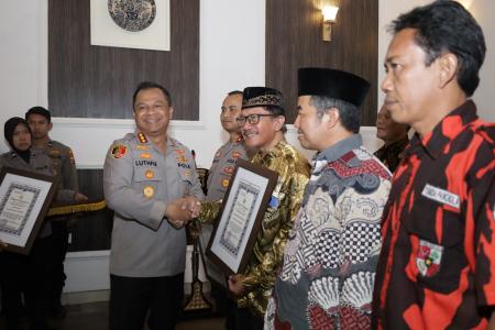 Kapolrestabes Surabaya Beri Penghargaa