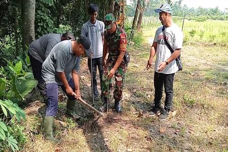 Babinsa Ngadirejo Ajak Warga Tanam Poh