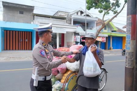 POLRES MALANG BERBAGI RATUSAN PAKE