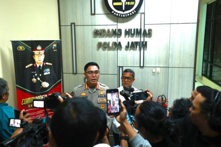 POLDA JATIM KEMBALIKAN BUKU SITAAN