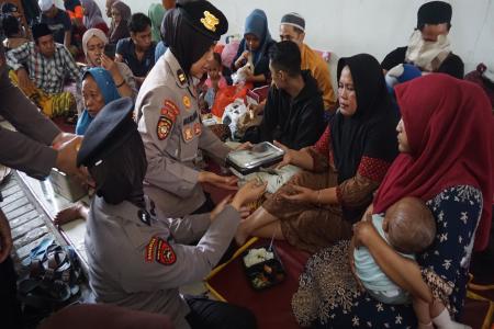 Polwan Polresta Sidoarjo Beri Pendampi