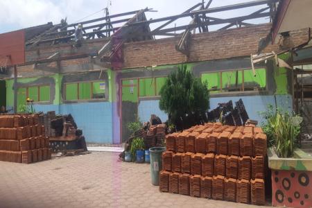 Revitalisasi SDN 2 Pogalan Diduga Tanp