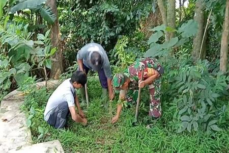 Babinsa Dan Warga Ngadirejo Tanam Poho