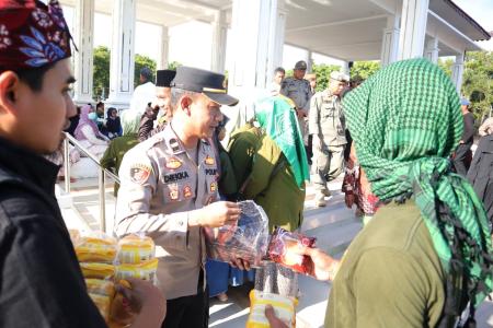 Humanis Polisi Berbagi Roti dan Air un