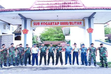 KOMANDAN KODIM 0808-BLITAR MEMBERI